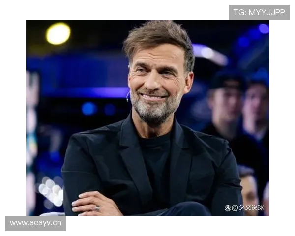 克洛普执教风格以高位逼抢与快速转换为核心，强调团队激情与战术纪律