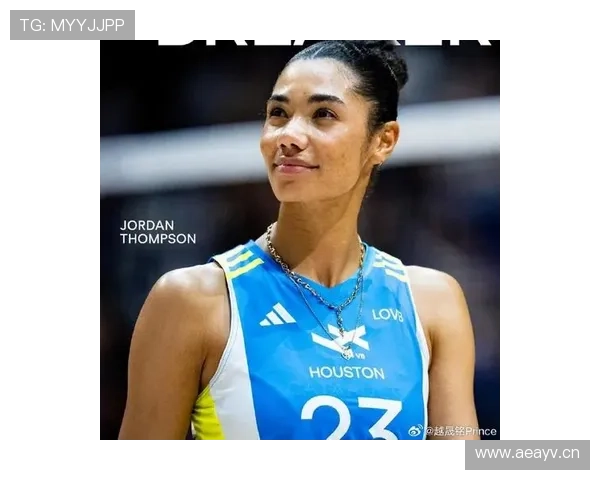 乔丹·汤普森 比赛里一板一眼，生活照却全是度假大片——差得不像同一个人