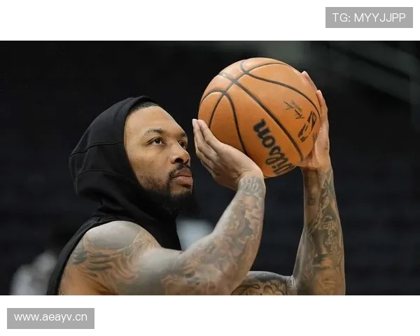 利拉德这生活节奏也太反差了，球场上MVP，私下却像邻家大叔一样隨意发呆