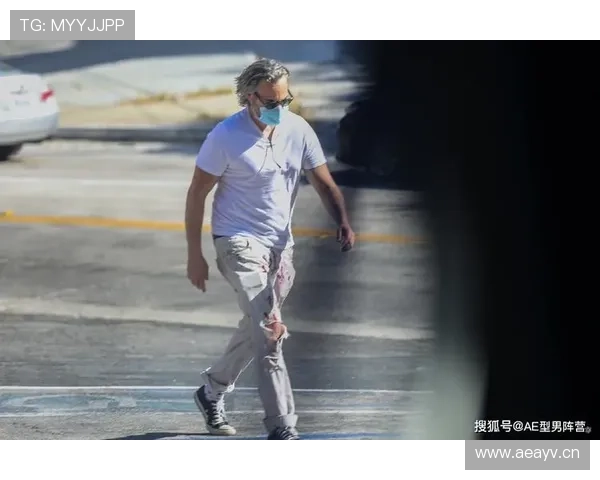 刷到菲利克斯的街拍，那件T恤的价能买我整套家具，笑不出来