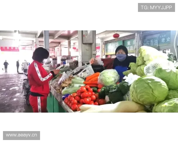 杨千霖逛菜市场穿得像隔壁小哥，手腕那块表一闪我就忘了要买菜